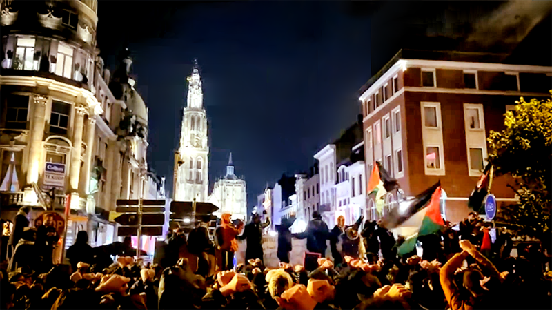 Water, woorden en woede aan het stadhuis van Antwerpen