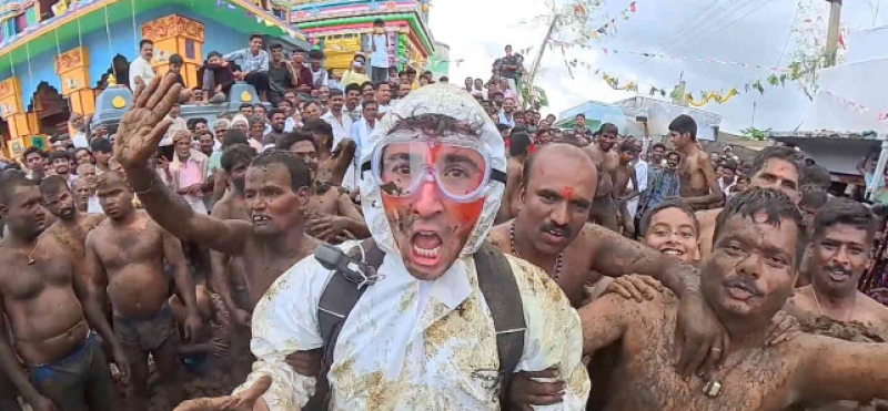 🎥 Amerikaanse YouTuber krijgt doodsbedreigingen na documentaire over Indiaas ‘poepgooi-festival’
