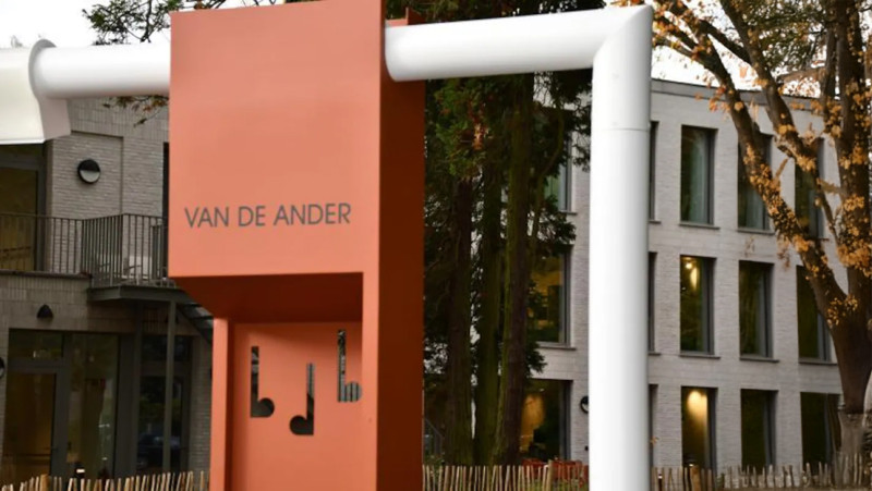 Eerste dementieschommel in Antwerpen bevordert interactie in 's-Gravenwezel