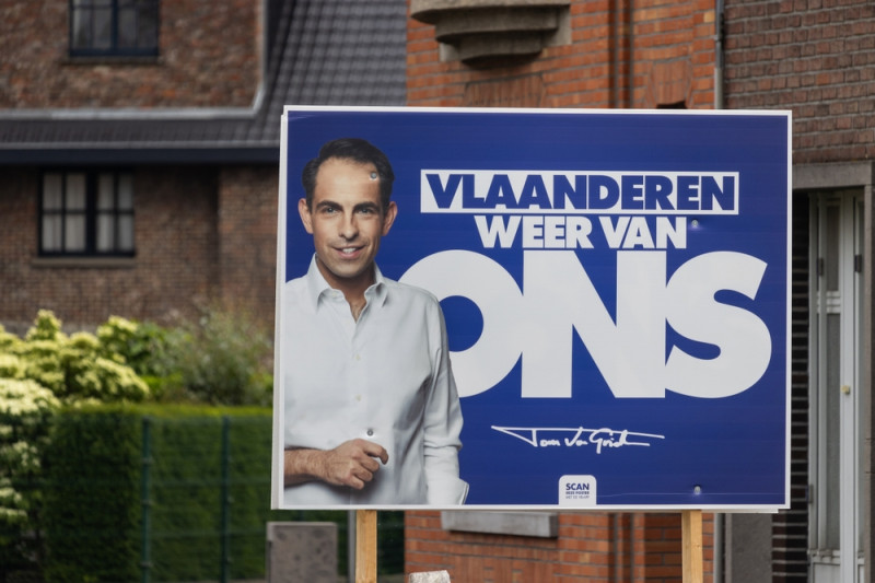Open oorlog tussen Vlaams Belang en N-VA: Van Grieken prijst Bouchez boven De Wever