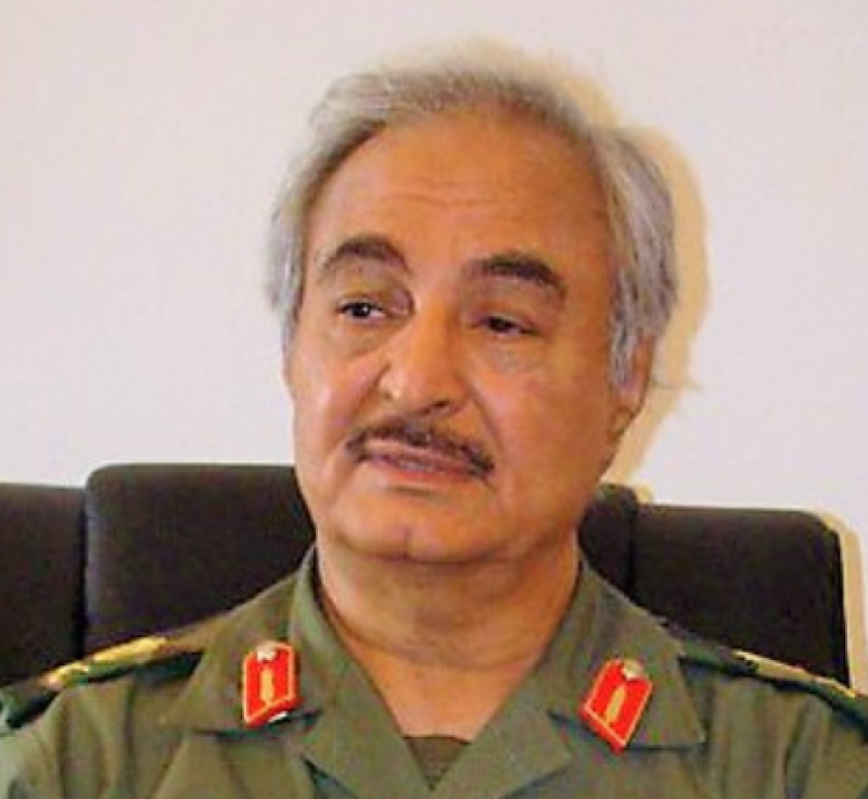 Haftar, de door Poetin gesteunde dictator die vluchtelingenstroom naar Europa mee controleert