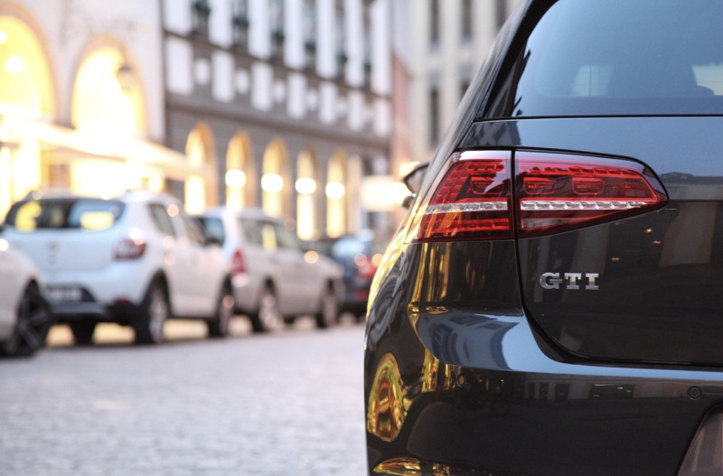 Moeten auto's straks verplicht trager accelereren?