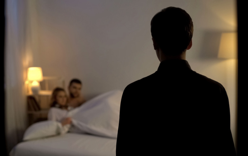 De 5 beroepen die het vaakst vreemdgaan volgens privédetective die élke week iemand op heterdaad betrapt