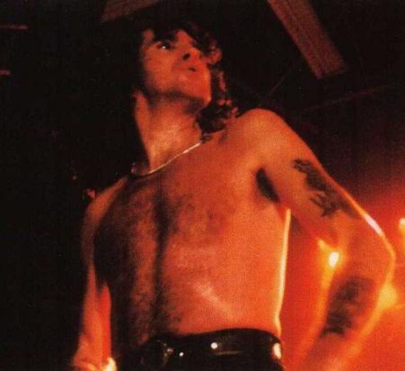 Drugs, seks en mysteries: het onvertelde verhaal van Bon Scott, frontman van AC/DC, overleden aan "acute alcoholvergiftiging"