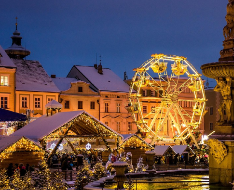 Nieuwe voetgangersbrug verbindt station met kerstmarkt Brugge