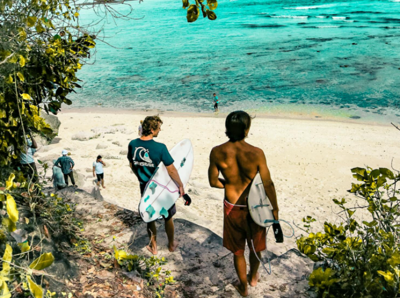 Het moest surftrip van hun leven worden, maar drietal werd vermoord en in put gegooid: vrouw (23) veroordeeld