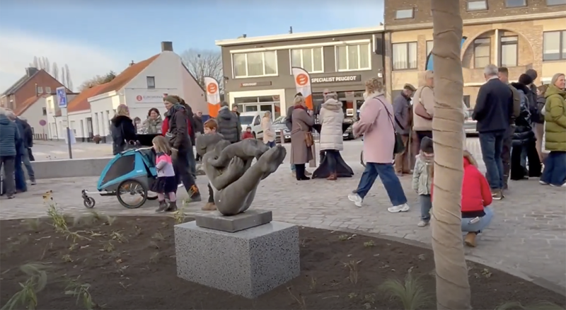 Oelegem viert heropening Torenplein met onthulling kunstwerk 'Speel'