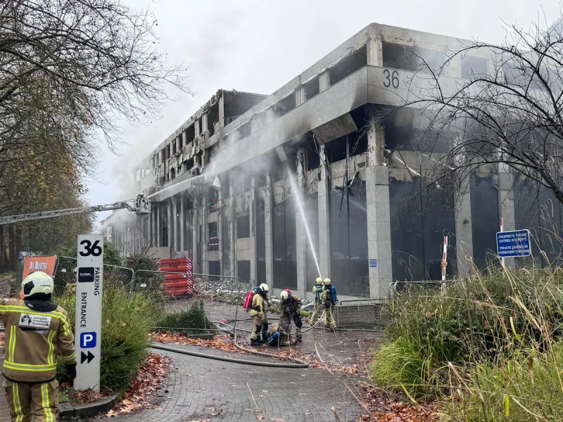 Gevelbrand in Brussel zorgt voor tramverstoring en ziekenhuisopname brandweerlieden