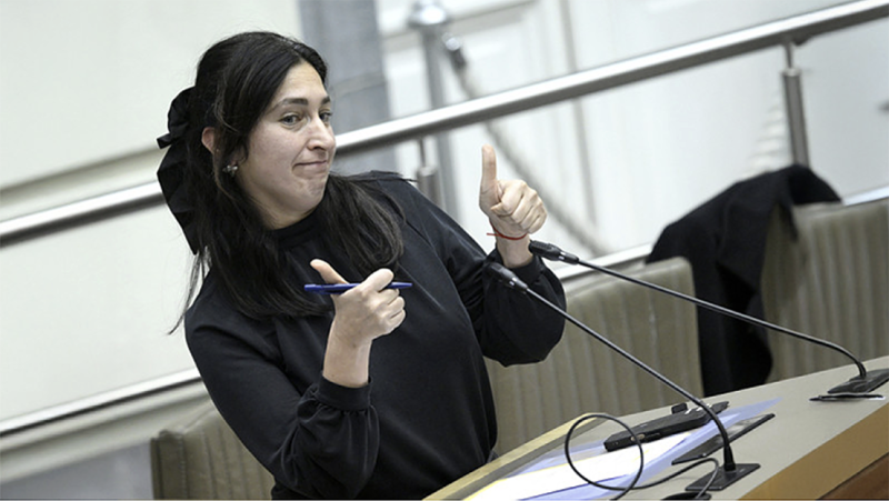 Demir heeft een doorlichting aan haar broek