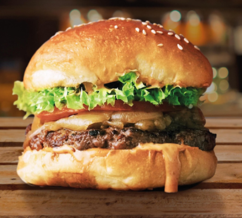 Nieuwe MOSH!-locatie in Kortrijk: smashburgers met een vleugje muziekgeschiedenis