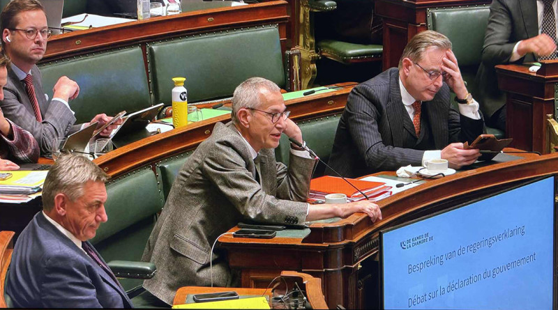 Begrotingsdebat kraakt en kreunt, parlement likt oude wonden