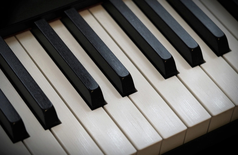 Forbes komt met lijst “Belgen onder de 30 die iets gedaan krijgen” – en ja, Doku staat erbij, maar ook een pianist