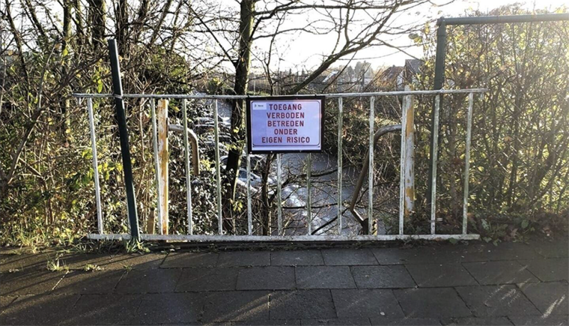Trap bij spoorwegbrug in Hove tijdelijk afgesloten voor veiligheid