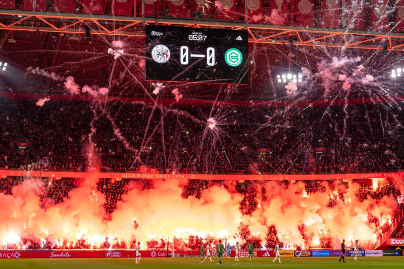 🎥Ongeziene beelden uit Amsterdam: harde kern van Ajax maakt een statement en legt de wedstrijd stil
