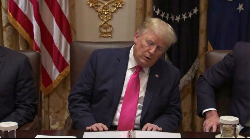 KIJK. 'Dozy Don': Trump lijkt opnieuw in te dommelen tijdens vergadering