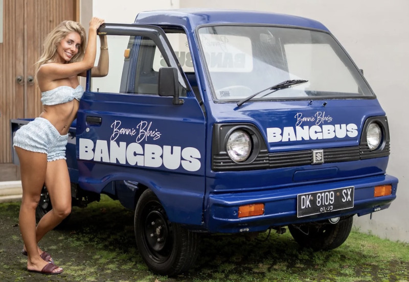 Bonnie Blue opgepakt op Bali met rubbertjes, schoolmeisjesoutfits en een ‘Bangbus’