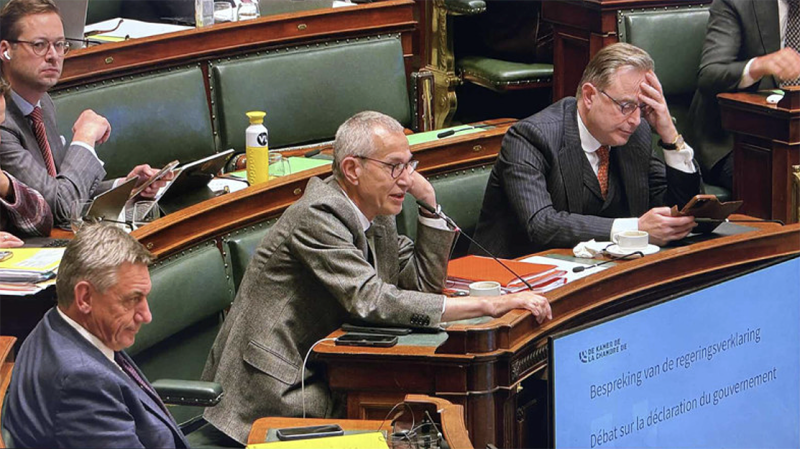 Bijna, maar nog niet helemaal: politiek belooft besparingen op zichzelf