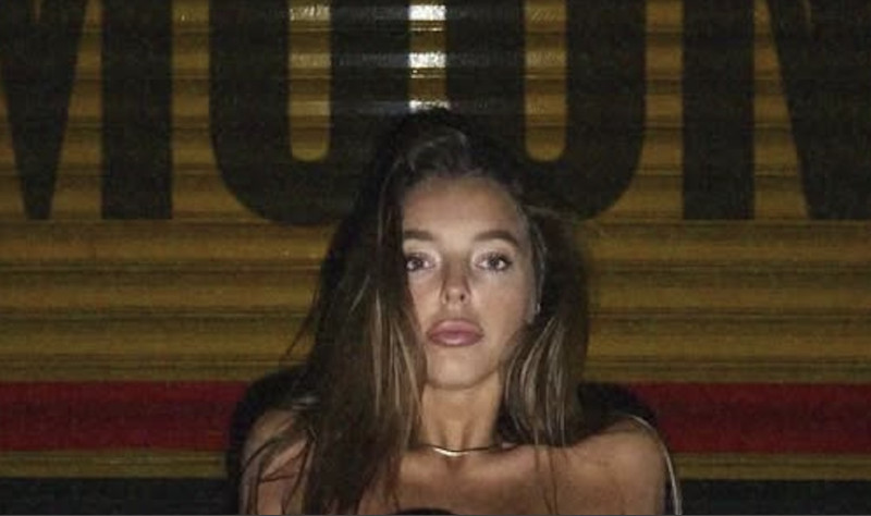 📸 Luna Stevens helemaal bloot voor dubbelpikante kalender 2026