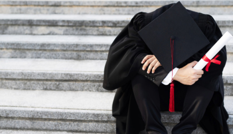 📸 Internetgebruikers denken dat hun universiteitsdiploma hen belemmert om een baan te krijgen
