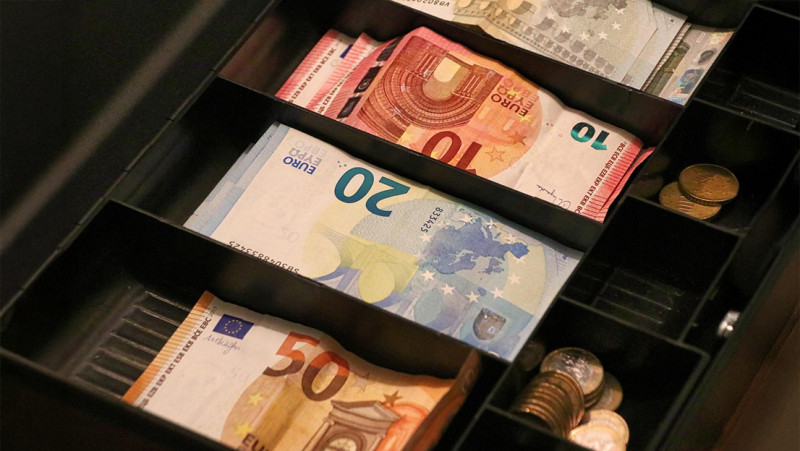 Oorlog in Oekraïne als verdienmodel: wat kost het ons, en wie verdient eraan?