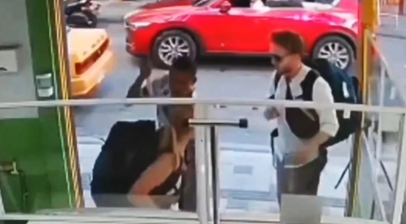 🎥 Toeriste vecht tegen mesaanval terwijl haar partner zich verstopt als een natte dweil