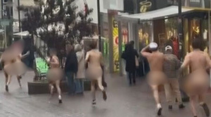 KIJK. Negen Nederlanders lopen naakt door Duitse grensstad