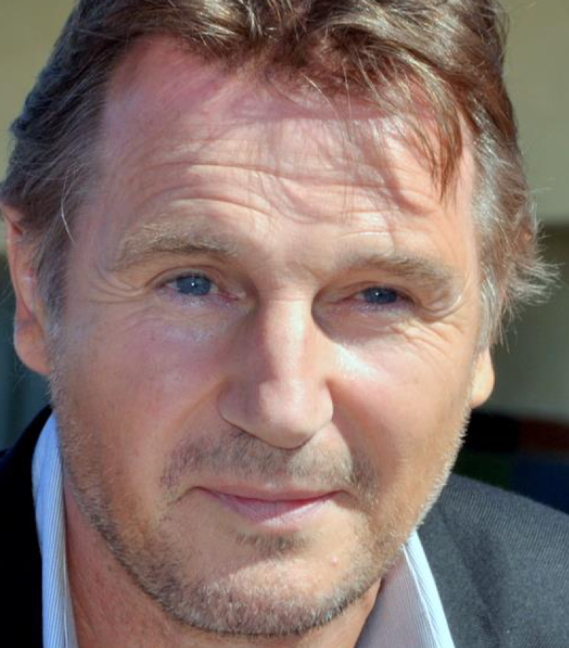Liam Neeson leent stem aan kritische docu 'Plague of Corruption' over coronavaccins
