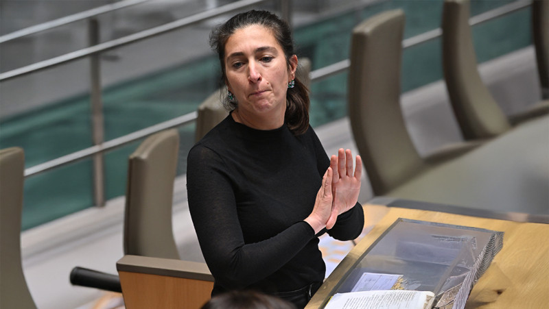 Zuhal Demir kroont zichzelf tot ‘Madame Minder’ en zet het mes in het schooljaar