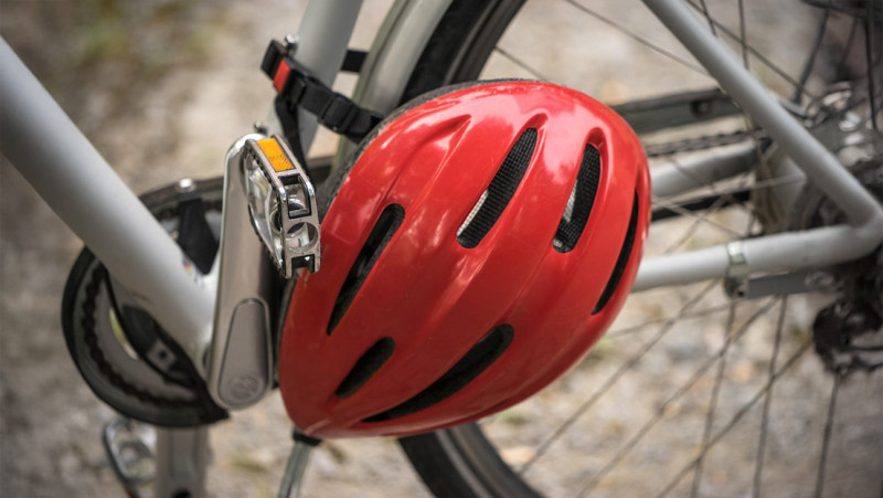 Worden helm en fluohesje straks verplicht op de fiets?