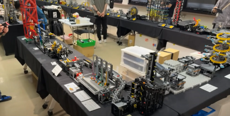 🎥 Acht LEGO-meesters, 49 modules en één zeer absurde ballenmachine