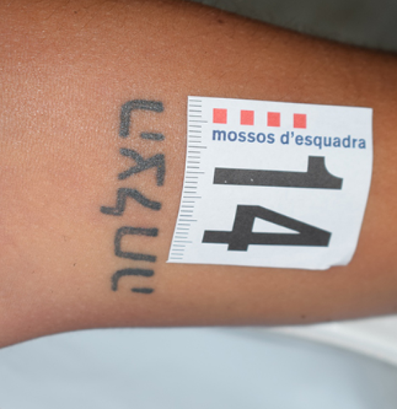 Wat is er écht met vrouw in Spaanse stal gebeurd? Tatoeage met woord "succes" in Hebreeuws
