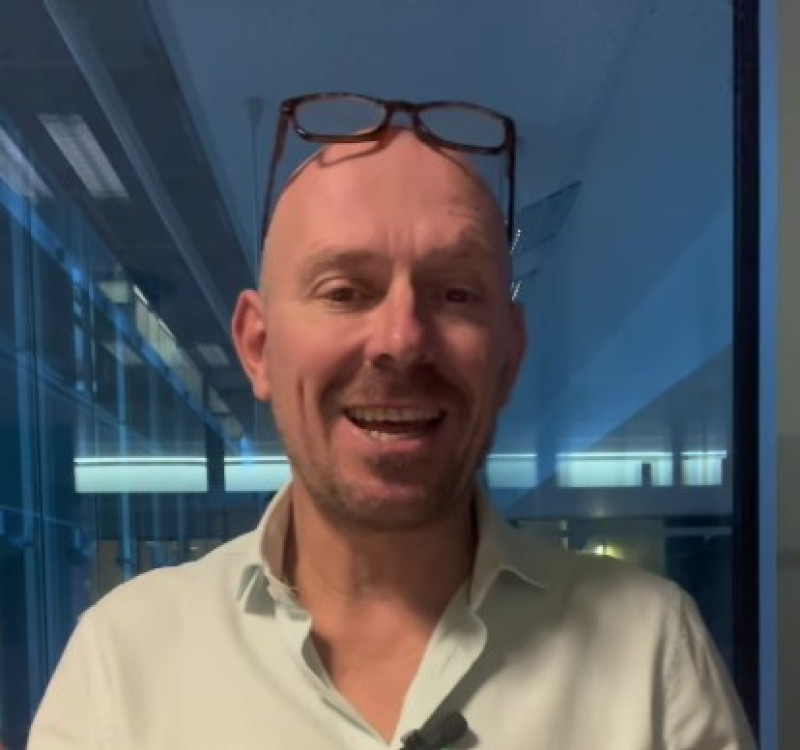 Het 'schandaal' van de week: Bart Van Opstal praat over 5 miljoen van Fedasil aan 'Massa is Kassa'-icoon Peter Gillis