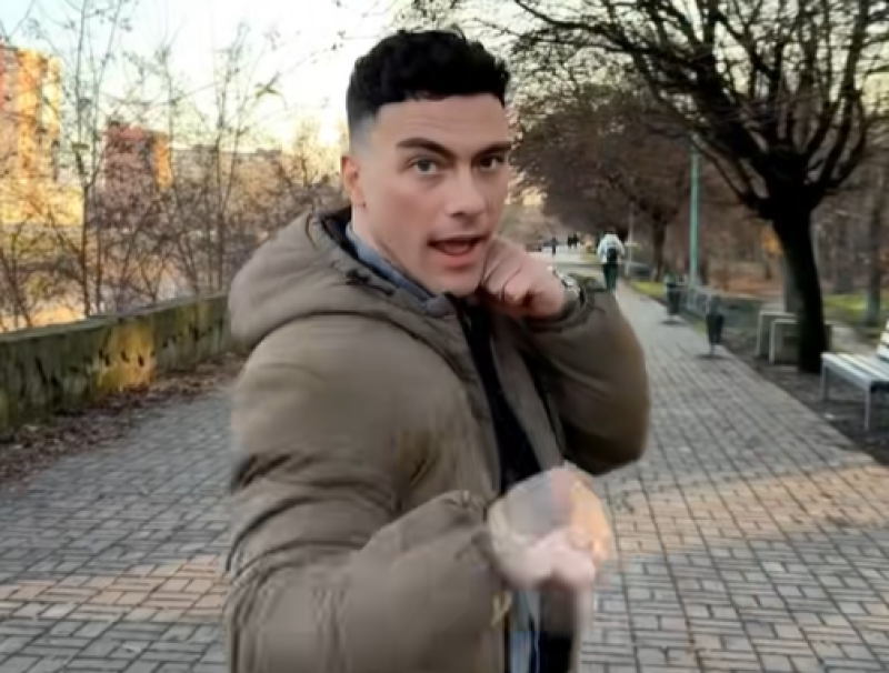 🎥 Deze TikTokker lijkt als twee druppels op Jean-Claude Van Damme