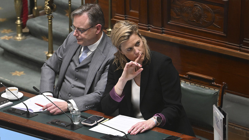 Dossier gevangenissen: regering worstelt met strafvermindering en militairen op straat