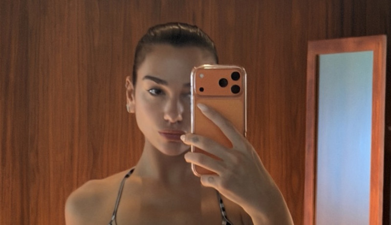 Dua Lipa laat ons smelten met bikini die zo mini is dat hij bijna fiscale aftrekbaarheid verdient