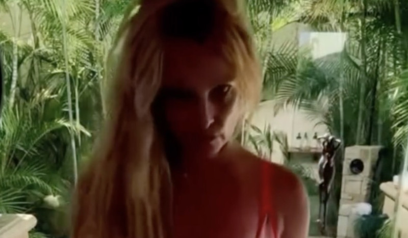 Britney Spears laat zich weer gaan: cryptische liefdesvideo mét nipslip