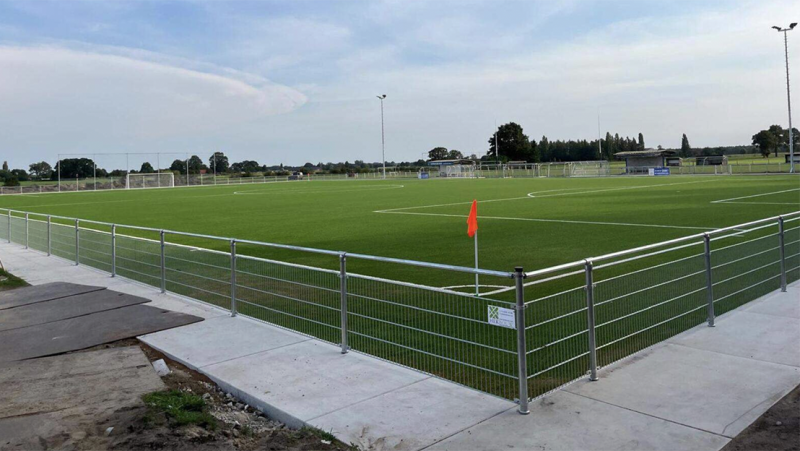 Ravels belooft diepgaand bodemonderzoek na zorgen over afval onder kunstgras
