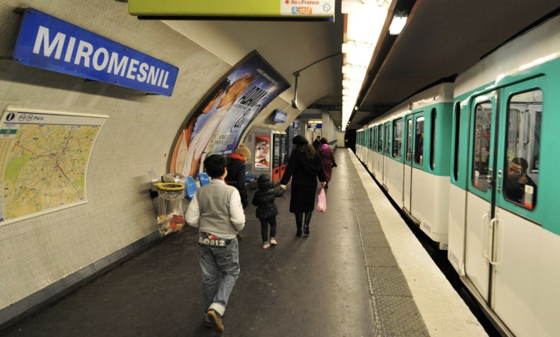 3 vrouwen neergestoken in de Parijse metro — en weer was het ‘een verwarde man’