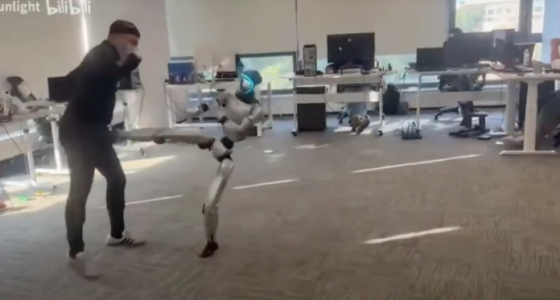 🎥 Robot kopieert bewegingen en trapt operator vol in het kruis