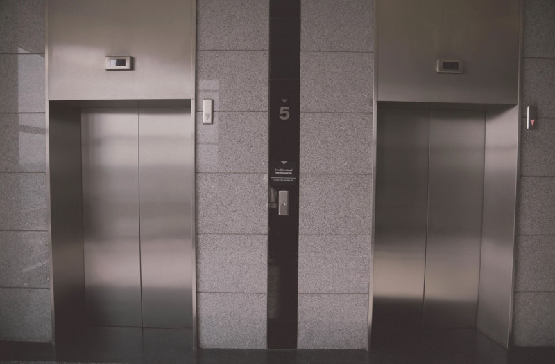 Eline vertelt: “Hij was 39, maagd, verlegen en… kwam al in de lift”