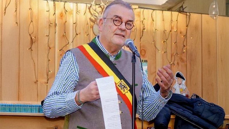 Burgemeester Berlaar zingt investeringsplannen in nieuwjaarslied