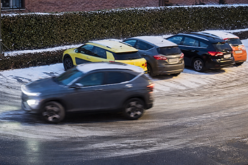 Glibberige misser: auto slipt en raakt 2 wagens op parking in Tremelo