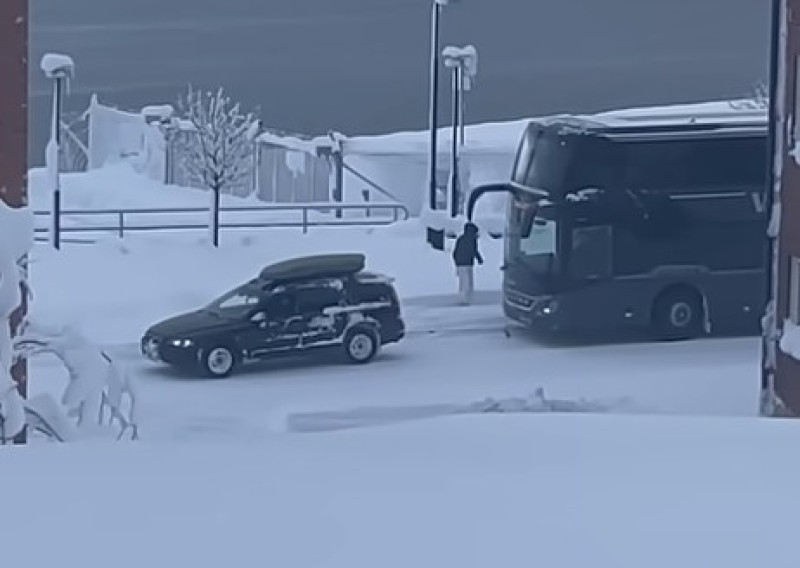 🎥 Volvo trekt 27-tonner los uit sneeuwbank in Zweden alsof het niets was