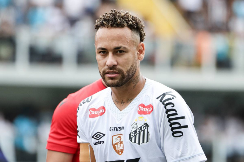 📸Stervoetballer Neymar toont zijn prachtige collectie, waaronder een ‘Batmobile’