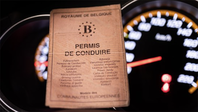 Vrolijke kerel komt rijbewijs ophalen, legt positieve drugtest af en rijdt vervolgens zonder rijbewijs gewoon naar huis