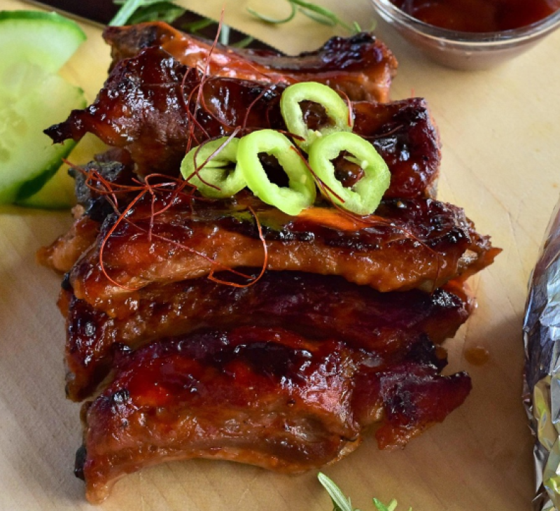 Brasserie 'Iet Anders' viert eerste verjaardag met spareribs festijn