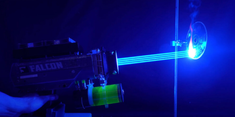 🎥 YouTuber bouwt krachtigste handheld laser ooit