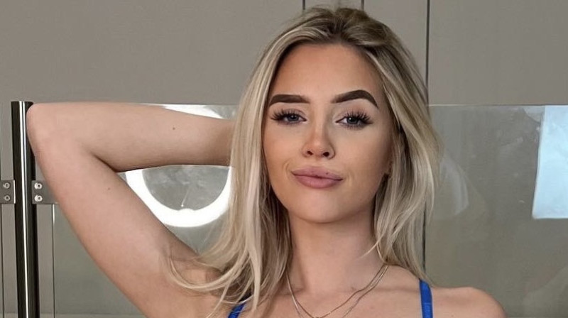 📸 Chelsea-chick Alexia laat op X zelfs jouw baas met rode kaken achter