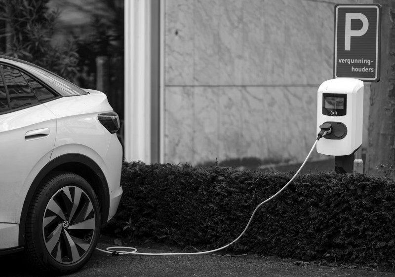 Elektrische auto’s overal: niet omdat we massaal willen, maar omdat we moeten