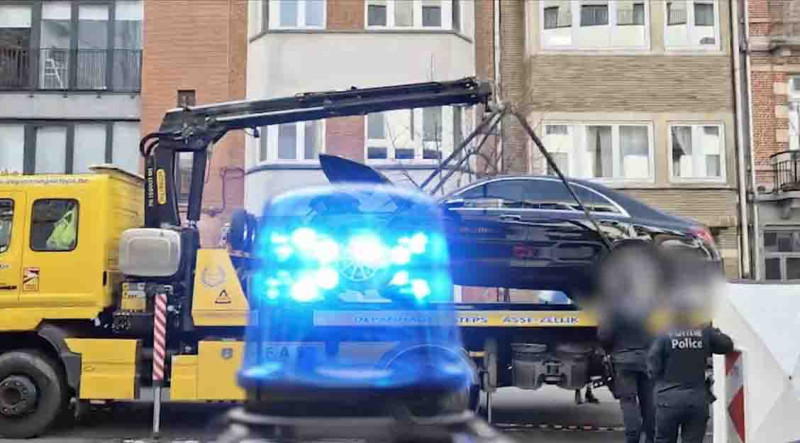 Oh wat zijn we stoer en belangrijk: gepantserde politiewagen veroorzaakt dodelijk ongeval